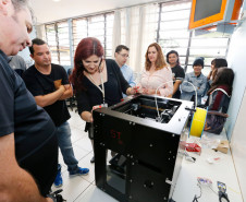 O Governo do Paraná começou a entregar nesta semana kits tecnológicos para o primeiro lote das 500 escolas que participam do projeto Conectados 2.0, desenvolvido pela Secretaria de Estado da Educação. Ao todo, o Governo do Paraná está investindo R$ 14 milhões para melhorar o parque tecnológico das escolas paranaenses.