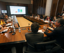 Balanço do exercício de 2017, publicado no Diário Oficial desta terça-feira (30), mostra que o Paraná destinou R$ 20,4 bilhões para as áreas de saúde, educação e segurança pública, o que representa um incremento de R$ 1,92 bilhão na comparação com o valor aplicado em 2016. Apesar do cenário econômico do país, o Estado encerrou 2017 com superávit orçamentário ajustado (resultado de receitas menos despesas) de R$ 1,97 bilhão.