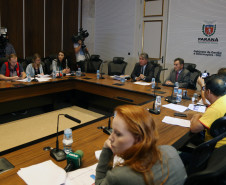 Balanço do exercício de 2017, publicado no Diário Oficial desta terça-feira (30), mostra que o Paraná destinou R$ 20,4 bilhões para as áreas de saúde, educação e segurança pública, o que representa um incremento de R$ 1,92 bilhão na comparação com o valor aplicado em 2016. Apesar do cenário econômico do país, o Estado encerrou 2017 com superávit orçamentário ajustado (resultado de receitas menos despesas) de R$ 1,97 bilhão.