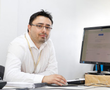 No @escola o docente tem a possibilidade de utilizar um ambiente virtual de aprendizagem que permite o arquivamento das aulas, compartilhamento de materiais pedagógicos para alunos e colegas, desenvolver documentos online de maneira colaborativa, além de blogs e sites em uma nuvem com espaço ilimitado