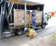 Nessa semana as escolas estaduais começaram a receber as primeiras entregas dos alimentos da merenda escolar. Nesta etapa, as escolas receberão 245 toneladas de filé de peito de frango, cerca de 1.1 mil toneladas de alimentos não perecíveis (arroz, macarrão, açúcar, leite, biscoito, por exemplo).