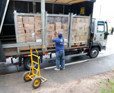 Nessa semana as escolas estaduais começaram a receber as primeiras entregas dos alimentos da merenda escolar. Nesta etapa, as escolas receberão 245 toneladas de filé de peito de frango, cerca de 1.1 mil toneladas de alimentos não perecíveis (arroz, macarrão, açúcar, leite, biscoito, por exemplo).