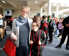 A enfermeira Adriane Lessnau também acompanhou o filho, Pietro Lessnau, de 10 anos, do 6° ano do ensino fundamental, no primeiro dia de aula. “A participação dos pais na vida escolar dos nossos filhos influencia no processo de aprendizado. É importante esse acompanhamento principalmente no caso dele que está ingressando em uma escola nova com colegas e professores diferente”, disse.