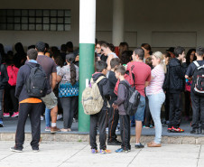 Começou nesta segunda-feira (19) o ano letivo para os mais de um milhão de estudantes da rede estadual de ensino do Paraná. As aulas nas 2,1 mil escolas estaduais iniciaram de forma tranquila em todo o Estado. No Colégio Estadual Paula Gomes, no bairro Santa Quitéria, os pais fizeram questão de acompanhar o primeiro dia de aula dos 570 estudantes.