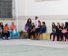 Começou nesta segunda-feira (19) o ano letivo para os mais de um milhão de estudantes da rede estadual de ensino do Paraná. As aulas nas 2,1 mil escolas estaduais iniciaram de forma tranquila em todo o Estado. No Colégio Estadual Paula Gomes, no bairro Santa Quitéria, os pais fizeram questão de acompanhar o primeiro dia de aula dos 570 estudantes.