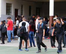 Começou nesta segunda-feira (19) o ano letivo para os mais de um milhão de estudantes da rede estadual de ensino do Paraná. As aulas nas 2,1 mil escolas estaduais iniciaram de forma tranquila em todo o Estado. No Colégio Estadual Paula Gomes, no bairro Santa Quitéria, os pais fizeram questão de acompanhar o primeiro dia de aula dos 570 estudantes.