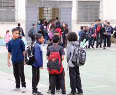 Começou nesta segunda-feira (19) o ano letivo para os mais de um milhão de estudantes da rede estadual de ensino do Paraná. As aulas nas 2,1 mil escolas estaduais iniciaram de forma tranquila em todo o Estado. No Colégio Estadual Paula Gomes, no bairro Santa Quitéria, os pais fizeram questão de acompanhar o primeiro dia de aula dos 570 estudantes.