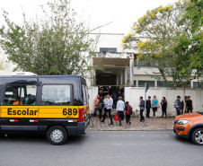 Começou nesta segunda-feira (19) o ano letivo para os mais de um milhão de estudantes da rede estadual de ensino do Paraná. As aulas nas 2,1 mil escolas estaduais iniciaram de forma tranquila em todo o Estado. No Colégio Estadual Paula Gomes, no bairro Santa Quitéria, os pais fizeram questão de acompanhar o primeiro dia de aula dos 570 estudantes.