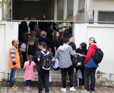 Começou nesta segunda-feira (19) o ano letivo para os mais de um milhão de estudantes da rede estadual de ensino do Paraná. As aulas nas 2,1 mil escolas estaduais iniciaram de forma tranquila em todo o Estado. No Colégio Estadual Paula Gomes, no bairro Santa Quitéria, os pais fizeram questão de acompanhar o primeiro dia de aula dos 570 estudantes.