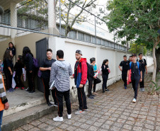 Começou nesta segunda-feira (19) o ano letivo para os mais de um milhão de estudantes da rede estadual de ensino do Paraná. As aulas nas 2,1 mil escolas estaduais iniciaram de forma tranquila em todo o Estado. No Colégio Estadual Paula Gomes, no bairro Santa Quitéria, os pais fizeram questão de acompanhar o primeiro dia de aula dos 570 estudantes.