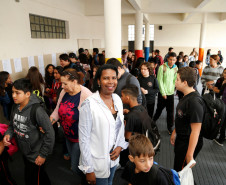 Começou nesta segunda-feira (19) o ano letivo para os mais de um milhão de estudantes da rede estadual de ensino do Paraná. As aulas nas 2,1 mil escolas estaduais iniciaram de forma tranquila em todo o Estado. No Colégio Estadual Paula Gomes, no bairro Santa Quitéria, os pais fizeram questão de acompanhar o primeiro dia de aula dos 570 estudantes.