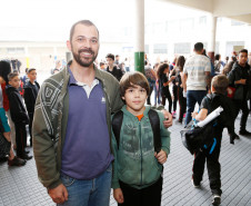 Em Curitiba, mais de 136 mil estudantes da rede estadual de ensino voltaram à rotina de estudos