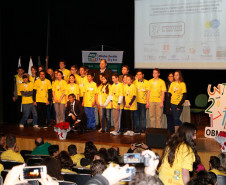 Entrega de medalhas de prata e bronze para alunos paranaenses participantes da OBMEP, em 2017.