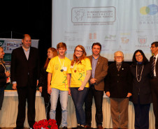 Entrega de medalhas de prata e bronze para alunos paranaenses participantes da OBMEP, em 2017.