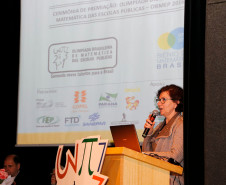 Entrega de medalhas de prata e bronze para alunos paranaenses participantes da OBMEP, em 2017.