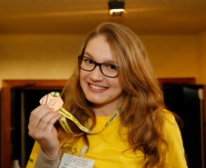 Entrega de medalhas de prata e bronze para alunos paranaenses participantes da OBMEP, em 2017.