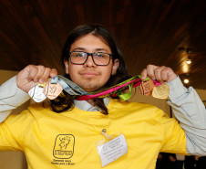Entrega de medalhas de prata e bronze para alunos paranaenses participantes da OBMEP, em 2017.