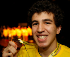 Entrega de medalhas de prata e bronze para alunos paranaenses participantes da OBMEP, em 2017.