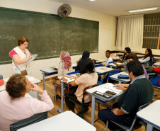 O Governo do Paraná tem duas novidades para quem deseja aprender novos idiomas impulsionar a carreira. A Secretaria de Estado da Educação oferta desde o início do ano letivo os cursos de Português para Falantes de Outras Línguas (PFOL) e Língua Brasileira de Sinais (Libras) para ouvintes. Os cursos são ofertados gratuitamente em escolas da rede estadual de ensino em diferentes regiões do Estado.