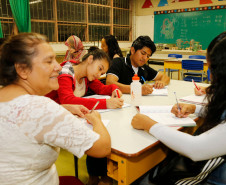 O Governo do Paraná tem duas novidades para quem deseja aprender novos idiomas impulsionar a carreira. A Secretaria de Estado da Educação oferta desde o início do ano letivo os cursos de Português para Falantes de Outras Línguas (PFOL) e Língua Brasileira de Sinais (Libras) para ouvintes. Os cursos são ofertados gratuitamente em escolas da rede estadual de ensino em diferentes regiões do Estado.