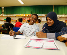 O Governo do Paraná tem duas novidades para quem deseja aprender novos idiomas impulsionar a carreira. A Secretaria de Estado da Educação oferta desde o início do ano letivo os cursos de Português para Falantes de Outras Línguas (PFOL) e Língua Brasileira de Sinais (Libras) para ouvintes. Os cursos são ofertados gratuitamente em escolas da rede estadual de ensino em diferentes regiões do Estado.