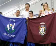 O governador Beto Richa autorizou o repasse de R$ 20 milhões para a reforma de 200 Associações de Pais e Amigos dos Excepcionais (Apaes) do Paraná. O recurso faz parte do maior pacote de investimentos da história da educação do Estado, divulgado nesta quarta-feira (28), durante cerimônia no Palácio Iguaçu, em Curitiba. Foram liberados R$ 600 milhões para a área.