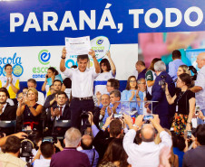 O governador Beto Richa lançou nesta quarta-feira (28), no Palácio Iguaçu, o programa Escola Conectada, que vai modernizar os sistemas de informática dos colégios da rede estadual. Serão investidos R$ 283 milhões para aquisição de equipamentos e melhorias da rede de Internet das escolas.