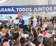 O governador Beto Richa lançou nesta quarta-feira (28), no Palácio Iguaçu, o programa Escola Conectada, que vai modernizar os sistemas de informática dos colégios da rede estadual. Serão investidos R$ 283 milhões para aquisição de equipamentos e melhorias da rede de Internet das escolas.