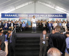 O governador Beto Richa lançou nesta quarta-feira (28), no Palácio Iguaçu, o programa Escola Conectada, que vai modernizar os sistemas de informática dos colégios da rede estadual. Serão investidos R$ 283 milhões para aquisição de equipamentos e melhorias da rede de Internet das escolas.