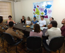 A secretária da Educação, professora Ana Seres, participou nesta sexta-feira (02), em Pato Branco, de uma reunião com o Núcleo Regional de Educação, comunidade escolar, associações de pais e mestres e com representantes da Polícia Militar para tratar da possível instalação de um colégio da PM no município. 