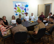 A secretária da Educação, professora Ana Seres, participou nesta sexta-feira (02), em Pato Branco, de uma reunião com o Núcleo Regional de Educação, comunidade escolar, associações de pais e mestres e com representantes da Polícia Militar para tratar da possível instalação de um colégio da PM no município. 