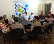 A secretária da Educação, professora Ana Seres, participou nesta sexta-feira (02), em Pato Branco, de uma reunião com o Núcleo Regional de Educação, comunidade escolar, associações de pais e mestres e com representantes da Polícia Militar para tratar da possível instalação de um colégio da PM no município. 