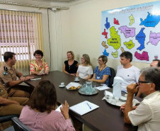 A secretária da Educação, professora Ana Seres, participou nesta sexta-feira (02), em Pato Branco, de uma reunião com o Núcleo Regional de Educação, comunidade escolar, associações de pais e mestres e com representantes da Polícia Militar para tratar da possível instalação de um colégio da PM no município. 