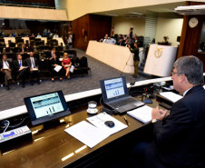 O Estado ampliou em 120% o volume de investimentos em 2017 na comparação com o exercício anterior. O valor saltou de R$ 1,7 bilhão para R$ 3,8 bilhões. Este foi um dos destaques do balanço das contas públicas do ano passado apresentado em audiência pública nesta segunda-feira (05) na Assembleia Legislativa. Se forem considerados os valores aplicados por empresas estatais, os investimentos somam R$ 6,8 bilhões.