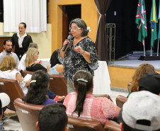 A chefe do Departamento de Educação e Trabalho da Secretaria, Cândida Junqueira, lembrou que além da formação profissional e do encaminhamento ao mundo do trabalho, o curso proporciona outros incentivos aos alunos. “Além do material e dos uniformes, os alunos recebem uma ajuda financeira para auxiliar os custos com transporte no deslocamento até a escola”, disse.