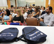 Foram entregues 67 kits com mochila, caderno universitário, caneta esferográfica, lápis, borracha, apontador, régua e jaleco para os alunos do curso técnico em Informática. Em 26 de fevereiro, os estudantes do curso de Saúde Bucal, do Colégio Estadual Professor Bento Munhoz da Rocha Neto, em Paranavaí, no Noroeste do Estado, receberam 30 kits.