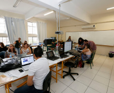 Mais de 750 técnicos pedagógicos disciplinares e coordenadores de gestão escolar, educação profissional e da educação básica dos 32 Núcleos Regionais de Educação participam nessa semana, em Curitiba, das oficinas de Formação em Ação Disciplinar ofertadas pela Secretaria de Estado da Educação. Os cursos começaram na terça-feira (6) e encerram nesta sexta-feira (9) com duração de 16 horas.