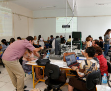 Mais de 750 técnicos pedagógicos disciplinares e coordenadores de gestão escolar, educação profissional e da educação básica dos 32 Núcleos Regionais de Educação participam nessa semana, em Curitiba, das oficinas de Formação em Ação Disciplinar ofertadas pela Secretaria de Estado da Educação. Os cursos começaram na terça-feira (6) e encerram nesta sexta-feira (9) com duração de 16 horas.
