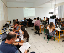 Mais de 750 técnicos pedagógicos disciplinares e coordenadores de gestão escolar, educação profissional e da educação básica dos 32 Núcleos Regionais de Educação participam nessa semana, em Curitiba, das oficinas de Formação em Ação Disciplinar ofertadas pela Secretaria de Estado da Educação. Os cursos começaram na terça-feira (6) e encerram nesta sexta-feira (9) com duração de 16 horas.