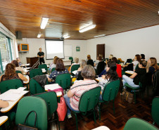 Mais de 750 técnicos pedagógicos disciplinares e coordenadores de gestão escolar, educação profissional e da educação básica dos 32 Núcleos Regionais de Educação participam nessa semana, em Curitiba, das oficinas de Formação em Ação Disciplinar ofertadas pela Secretaria de Estado da Educação. Os cursos começaram na terça-feira (6) e encerram nesta sexta-feira (9) com duração de 16 horas.