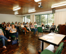 Mais de 750 técnicos pedagógicos disciplinares e coordenadores de gestão escolar, educação profissional e da educação básica dos 32 Núcleos Regionais de Educação participam nessa semana, em Curitiba, das oficinas de Formação em Ação Disciplinar ofertadas pela Secretaria de Estado da Educação. Os cursos começaram na terça-feira (6) e encerram nesta sexta-feira (9) com duração de 16 horas.