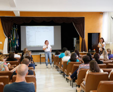 Mais de 750 técnicos pedagógicos disciplinares e coordenadores de gestão escolar, educação profissional e da educação básica dos 32 Núcleos Regionais de Educação participam nessa semana, em Curitiba, das oficinas de Formação em Ação Disciplinar ofertadas pela Secretaria de Estado da Educação. Os cursos começaram na terça-feira (6) e encerram nesta sexta-feira (9) com duração de 16 horas.