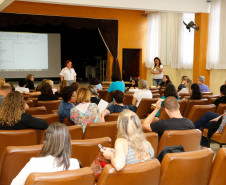 Mais de 750 técnicos pedagógicos disciplinares e coordenadores de gestão escolar, educação profissional e da educação básica dos 32 Núcleos Regionais de Educação participam nessa semana, em Curitiba, das oficinas de Formação em Ação Disciplinar ofertadas pela Secretaria de Estado da Educação. Os cursos começaram na terça-feira (6) e encerram nesta sexta-feira (9) com duração de 16 horas.