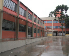 O Colégio Estadual Guilherme Maranhão, localizado no bairro Tatuquara, atende aproximadamente 2.800 alunos e sofre há alguns anos com atos de vandalismos dentro e fora do espaço escolar. Neste ano, já foi investido R$ 15 mil para reparos emergenciais, mas há muito por ser feito.