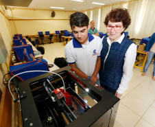 O projeto Conectados 2.0, desenvolvido pela Secretaria de Estado da Educação, está melhorando o parque tecnológico das escolas paranaenses. O Governo do Paraná está investindo R$ 14 milhões para a aquisição dos equipamentos. Cada uma das 500 escolas que participam do programa optou por um kit para equipar melhor sua unidade. Estavam disponíveis 10 opções de kits. Vinte e uma escolas escolheram o kit formado por máquina fotográfica, tripé, impressora 3D e fone.