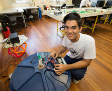 
“Esse projeto pode beneficiar a sociedade, evitando doenças causadas por fungos e bactérias que ficam na caixa quando não é limpa corretamente e também ajuda o meio ambiente evitando desperdícios de água”, disse aluno. “Também é uma oportunidade para aprofundarmos os conhecimentos em diferentes áreas dentro de uma metodologia de pesquisa científica”.
