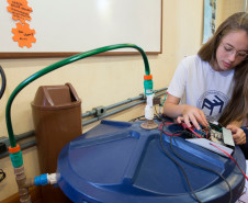 A competição é dividida em quatro etapas. Em uma delas os alunos são desafiados a diagnosticar um problema social relacionado à água e a apresentar uma proposta como solução. A estudante Marjory Graziela Bogler, 14 anos, do 1° ano do ensino médio do Colégio Estadual Padre Cláudio Morelli, contou que a equipe diagnosticou, através de uma enquete feita na internet, que a maioria dos entrevistados nunca tinha limpado a caixa d’água em casa.