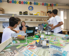 Estudantes dos ensinos fundamental e médio do Colégio Estadual Padre Cláudio Morelli, em Curitiba, são os representantes da rede estadual de ensino do Paraná na etapa nacional do Torneio de Robótica First LEGO League (FLL), que acontece na capital paranaense, de sexta-feira (16) a domingo (18). A competição é organizada no Brasil pelo Departamento Nacional do Serviço Social da Indústria (Sesi).