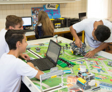 Estudantes dos ensinos fundamental e médio do Colégio Estadual Padre Cláudio Morelli, em Curitiba, são os representantes da rede estadual de ensino do Paraná na etapa nacional do Torneio de Robótica First LEGO League (FLL), que acontece na capital paranaense, de sexta-feira (16) a domingo (18). A competição é organizada no Brasil pelo Departamento Nacional do Serviço Social da Indústria (Sesi).