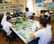 Estudantes dos ensinos fundamental e médio do Colégio Estadual Padre Cláudio Morelli, em Curitiba, são os representantes da rede estadual de ensino do Paraná na etapa nacional do Torneio de Robótica First LEGO League (FLL), que acontece na capital paranaense, de sexta-feira (16) a domingo (18). A competição é organizada no Brasil pelo Departamento Nacional do Serviço Social da Indústria (Sesi).